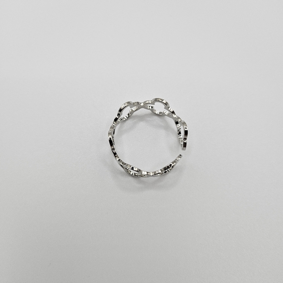 🆕️Hollow out lucky clover flower design Ring 💍 - Picture 2 of 4